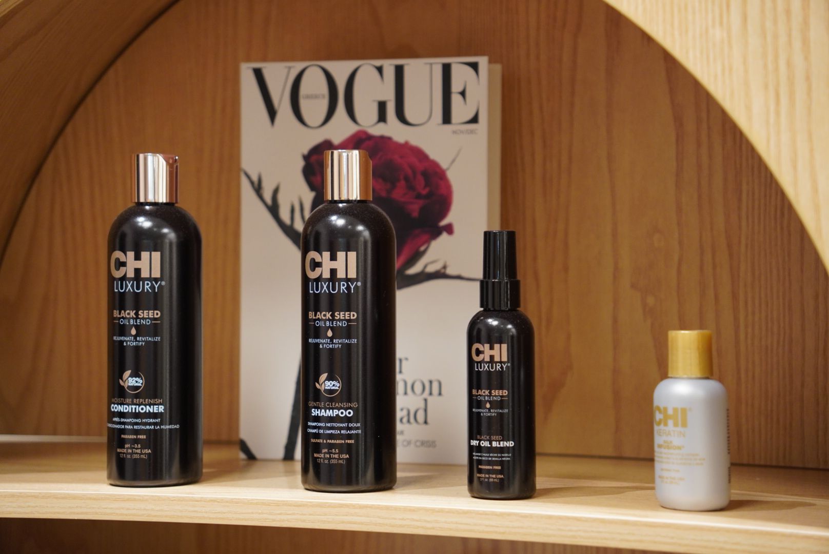 CHI Luxury Pflegeserie mit Black Seed Oil im Haarwerk Regal