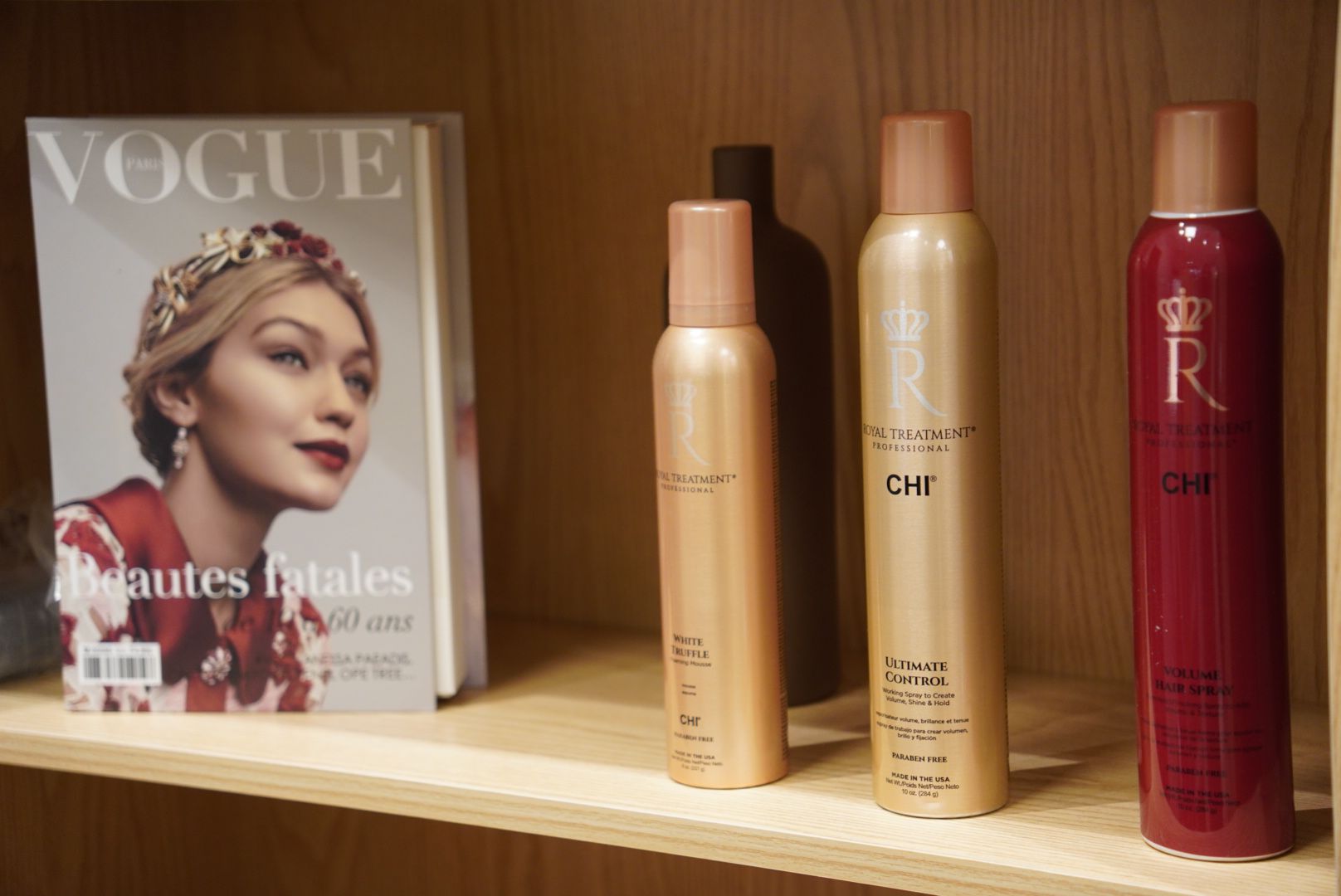 Stylingprodukte von CHI Royal Treatment im Salonregal